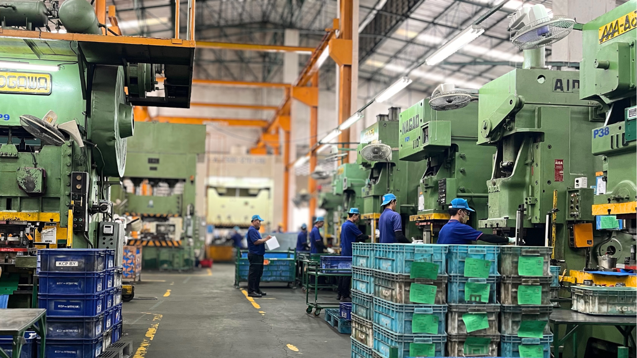 ไลน์ปั๊มชิ้นส่วนยานยนต์ภายในโรงงาน